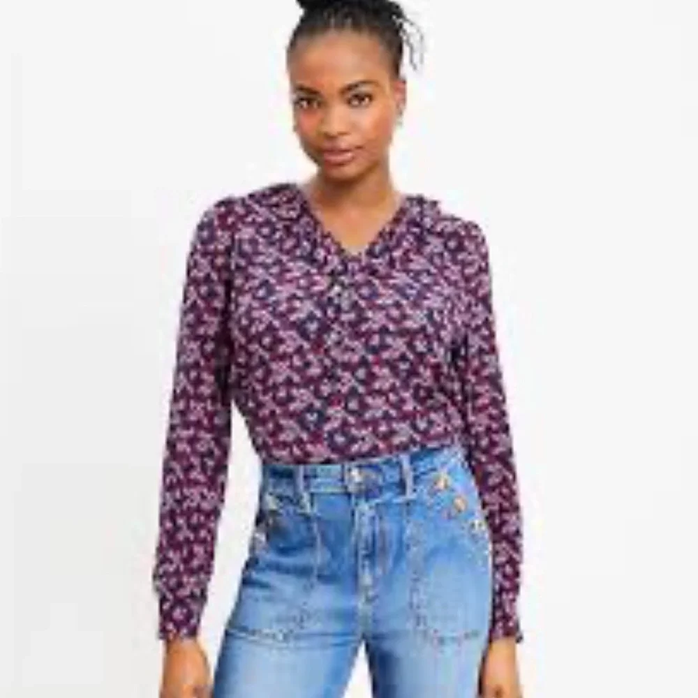 **NWT** LOFT Heart Bouquet Ruffle V-Neck - Picture 2 of 6